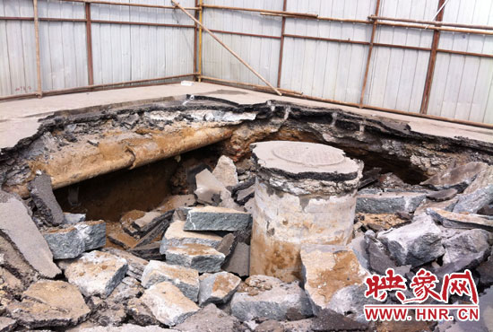 此次路面塌陷的直徑約為3米，深度有2米左右，坑內(nèi)布滿了碎石，路面下方20厘米左右。