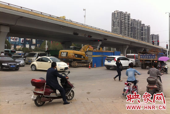 此次塌陷位于鄭州市西三環(huán)與中原路交叉口東側(cè)路西，對(duì)交通影響明顯。