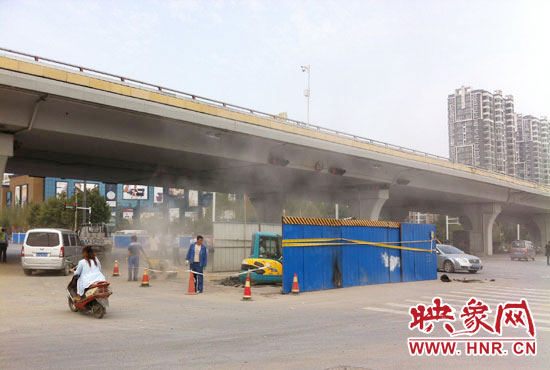 施工單位對(duì)塌陷處進(jìn)行路面切割，造成路面塵土飛揚(yáng)。