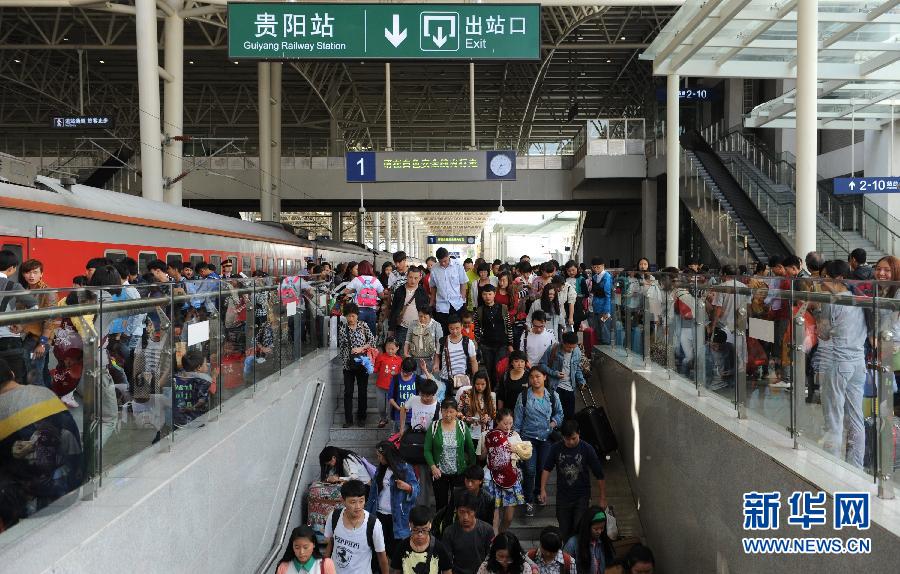 10月6日，抵達(dá)貴陽(yáng)火車(chē)站的旅客準(zhǔn)備出站。