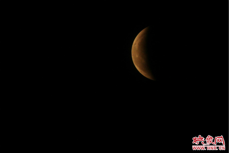 19：47夜風(fēng)吹散了霧霾，月亮漸露芳容。