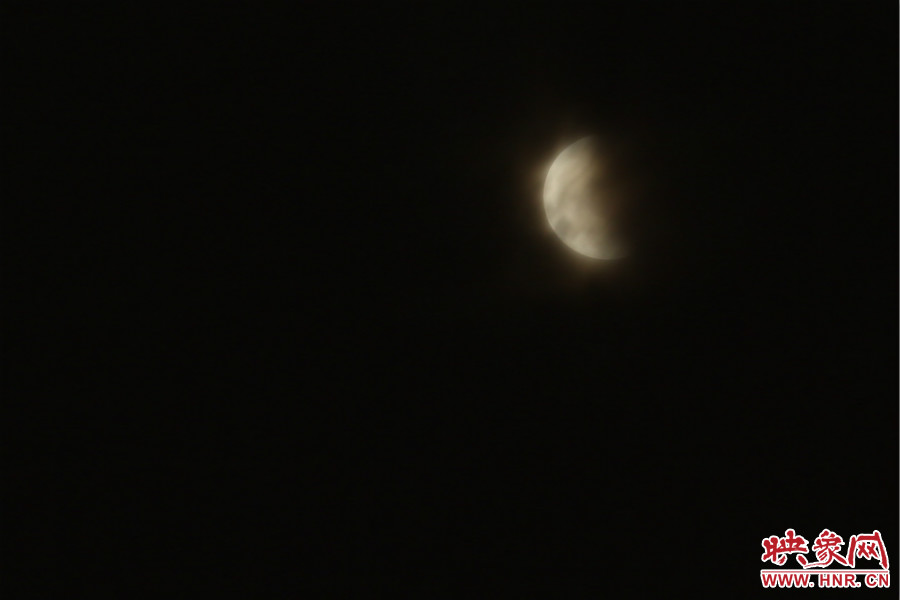 20：02月亮在云層中忽隱忽現(xiàn)。