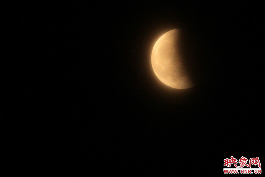 20：06月亮還泛著淡淡的紅色。