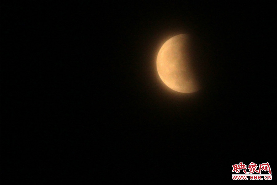 20：11夜空依然能見度很低，月亮看起來總是霧蒙蒙的。