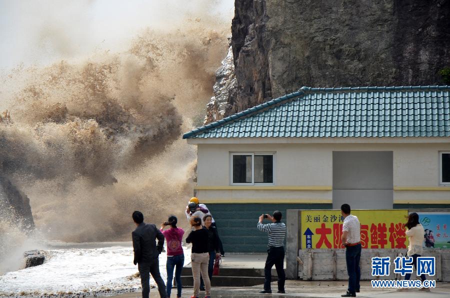 10月12日，浙江省溫嶺市石塘鎮(zhèn)海域出現(xiàn)大浪。