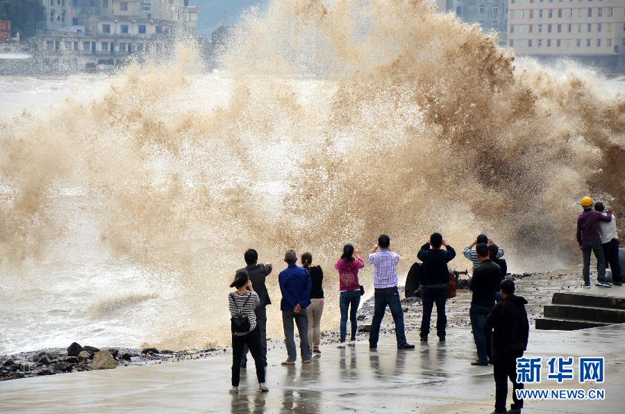 10月12日，人們?cè)谡憬貛X市石塘鎮(zhèn)觀看大浪。