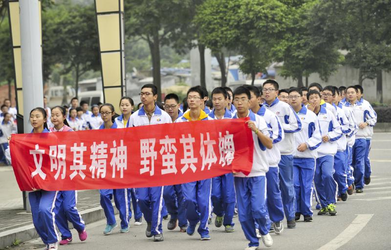 10月14日，成都七中萬達學(xué)校實行三年跑六百公里才能畢業(yè)，現(xiàn)場學(xué)生開始長跑。