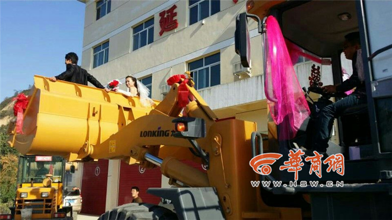 陜西小伙開8臺(tái)裝載機(jī)接新娘。
