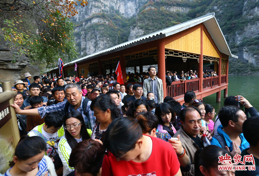 由于長時間擁擠不動，導(dǎo)致游客產(chǎn)生了焦躁的情緒