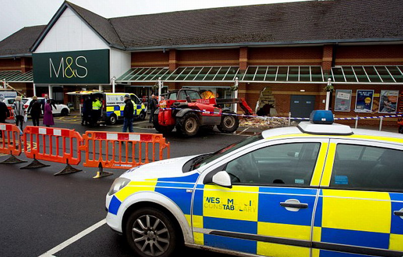 劫匪用偷來的挖掘機(jī)砸穿伍斯特郡莫爾文Marks &Spencer連鎖店的圍墻 劫匪用偷來的挖掘機(jī)砸穿伍斯特郡莫爾文Marks &Spencer連鎖店的圍墻