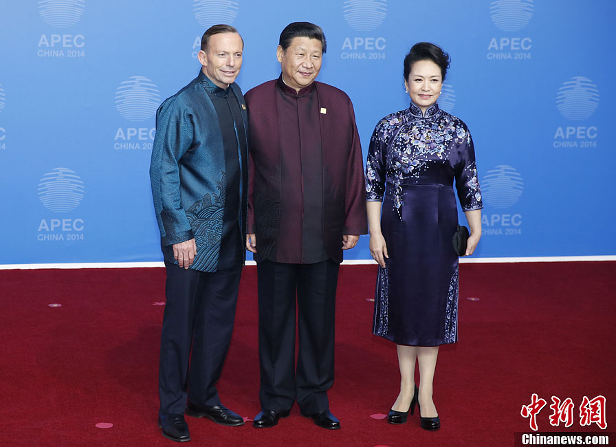 圖為習(xí)近平夫婦歡迎澳大利亞總理阿博特。中新社發(fā) 杜洋 攝