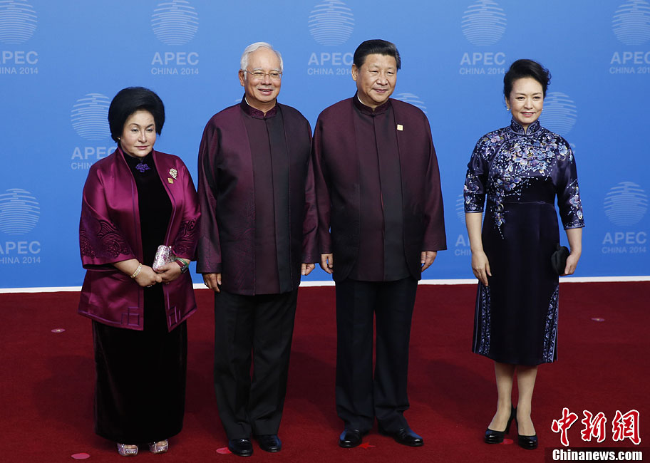 圖為習(xí)近平夫婦歡迎馬來西亞總理納吉布夫婦。中新社發(fā) 杜洋 攝