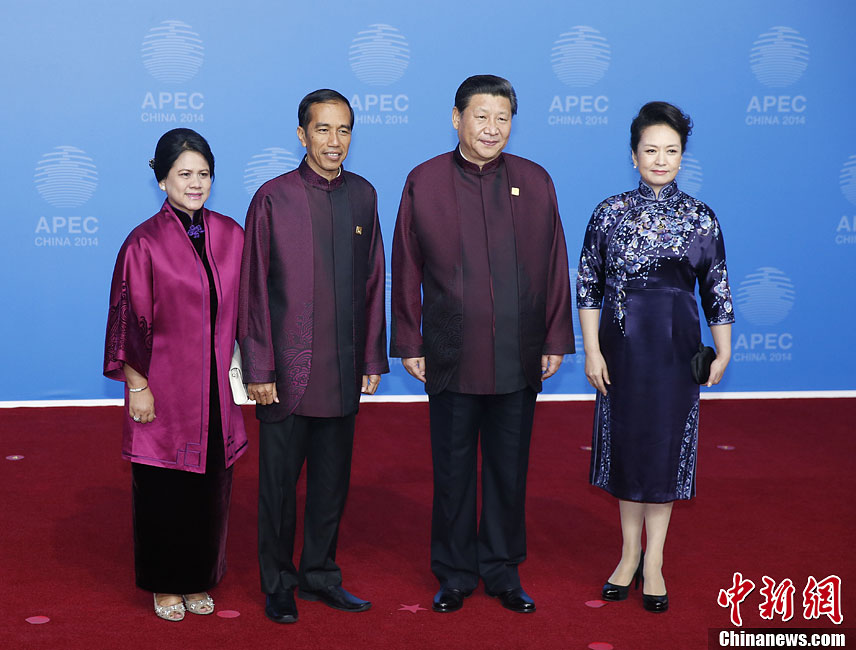 圖為習(xí)近平夫婦歡迎印度尼西亞總統(tǒng)佐科·維多多。中新社發(fā) 杜洋 攝