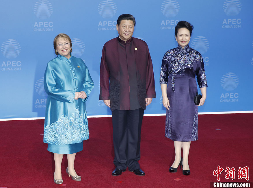圖為習(xí)近平夫婦歡迎智利總統(tǒng)巴切萊特。中新社發(fā) 杜洋 攝
