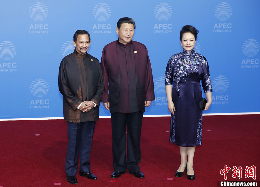 圖為習(xí)近平夫婦歡迎文萊蘇丹哈桑納爾。中新社發(fā) 杜洋 攝