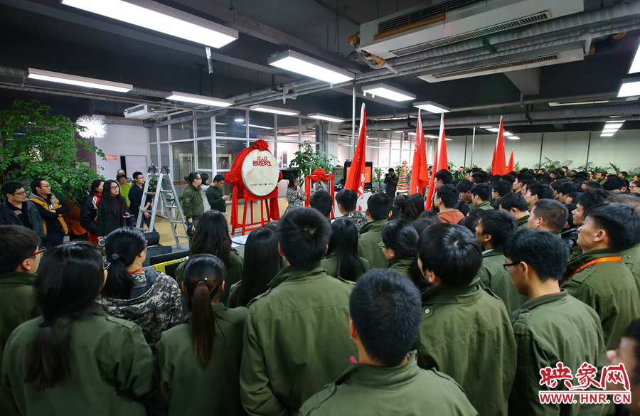 “雙十一”零點(diǎn)到來前，電商的負(fù)責(zé)人為一線員工鼓勁加油