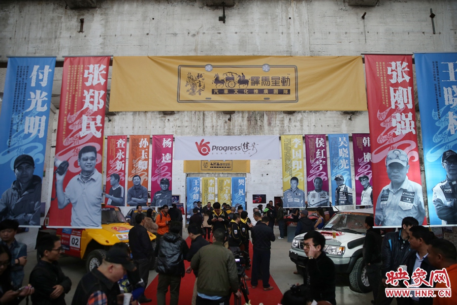 11月11日，河南30年賽車歷程《賽車手眼里的世界》攝影展開展。