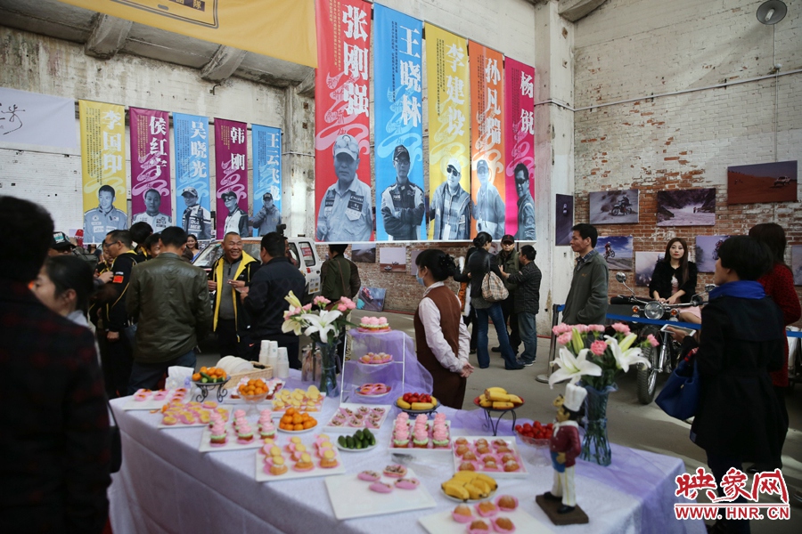 影展現(xiàn)場(chǎng)介紹河南籍賽車的手條幅掛滿展室。