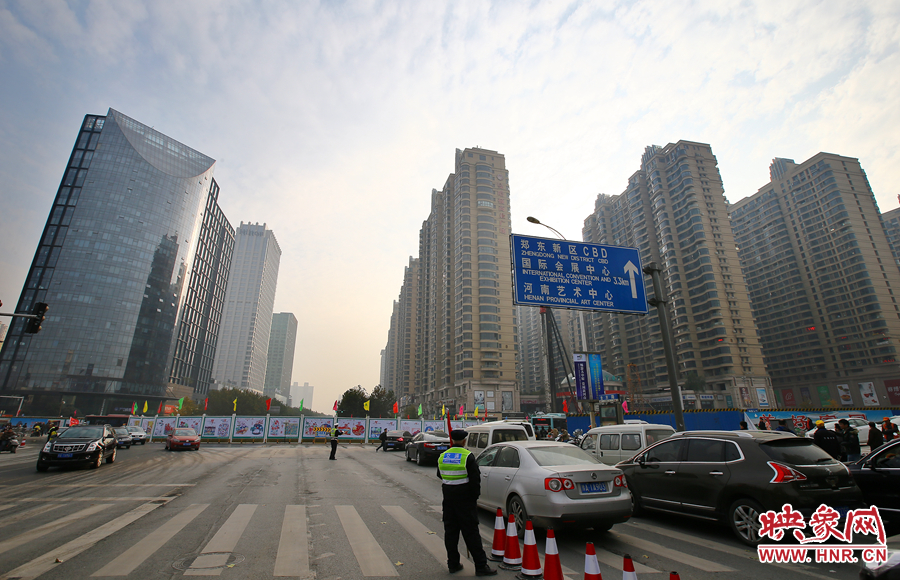 由于圍擋，汽車司機看不到對面的紅綠燈，車輛通行全靠交警現(xiàn)場指揮