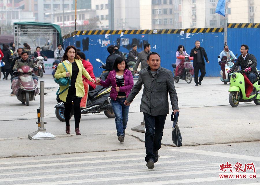 因為堵車，許多上班族飛奔在路上