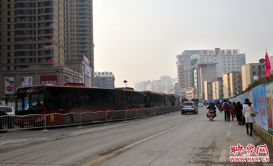 未來路道路兩邊施工，行人和非機動在機動車道路上通行