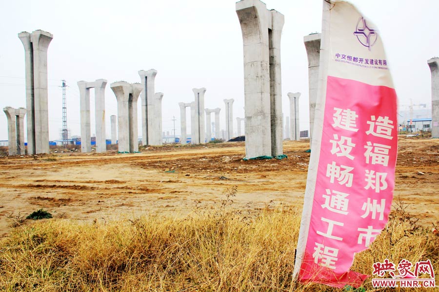 施工現(xiàn)場(chǎng)還插放著“建設(shè)暢通鄭州，造福鄭州市民”的條幅。