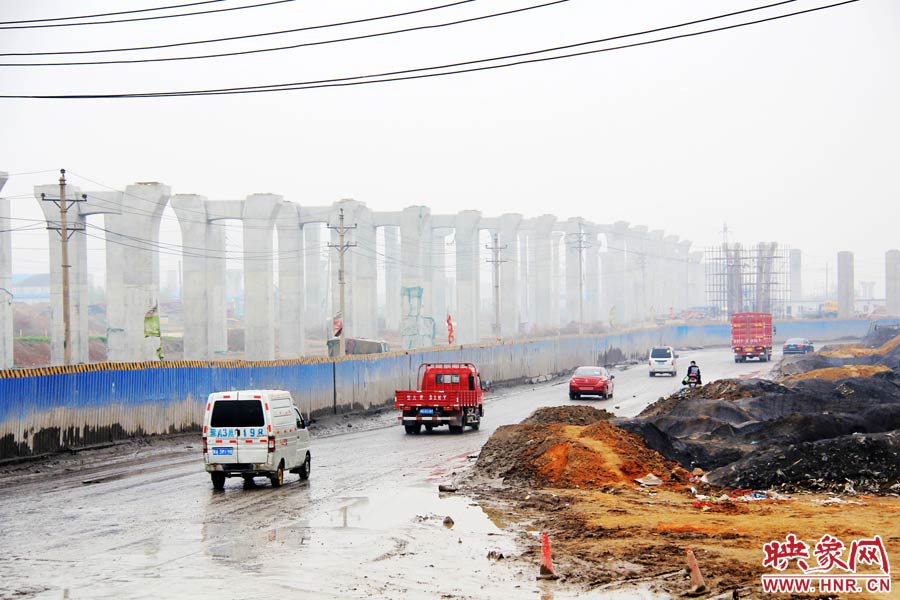 鄭平路柴郭轉(zhuǎn)盤處以及圍擋兩邊預(yù)留的道路坑坑洼洼，無人維護(hù)，造成事故頻發(fā)，經(jīng)常堵車。