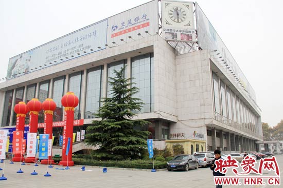 11月28日，記者從鄭州市政府獲悉，河南省人民會(huì)堂決定拆除違法存在10多年的巨型樓頂廣告。