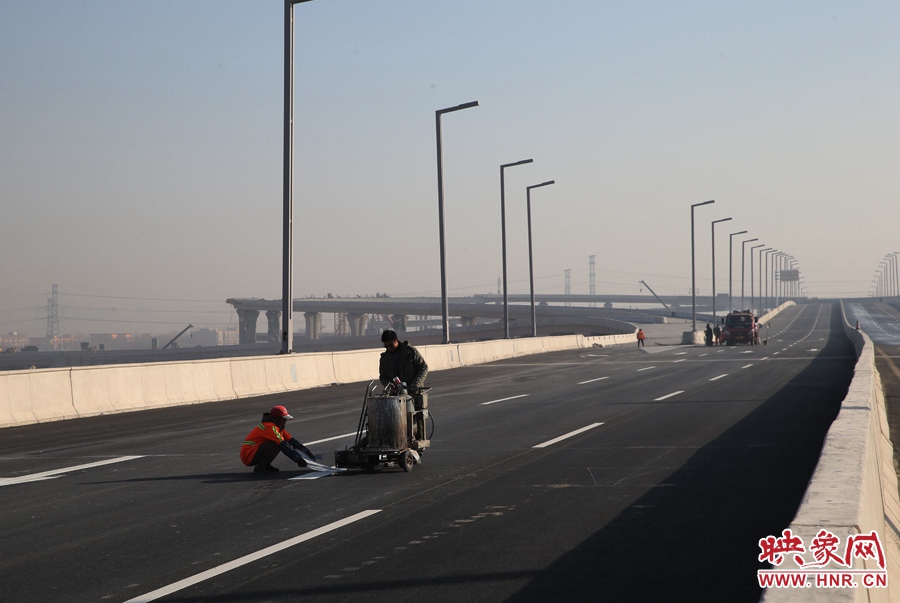 部門(mén)路段工人正在噴畫(huà)道路標(biāo)線。