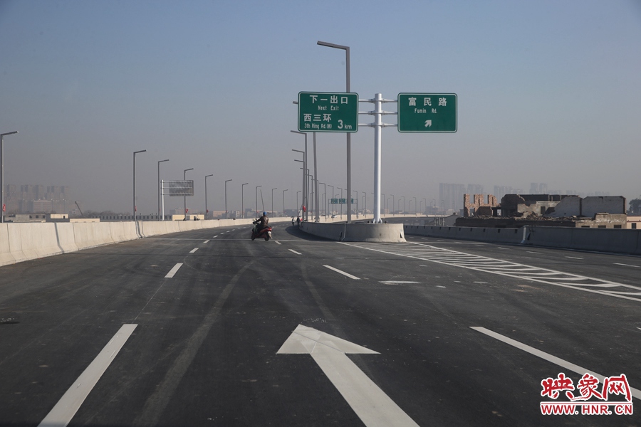 西三環(huán)方向與富民路出口。