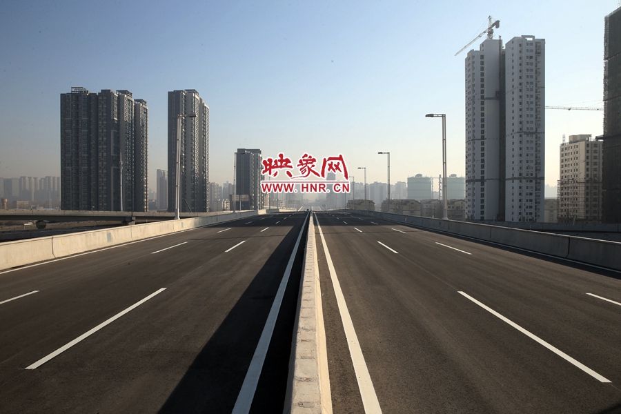 隴海高架過(guò)西三環(huán)進(jìn)入市區(qū)。
