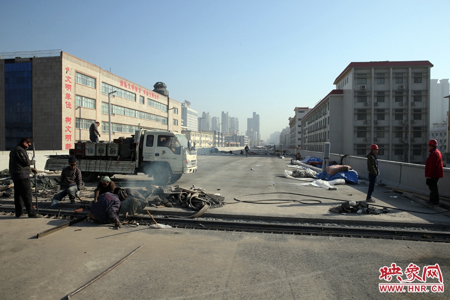 由西向東方向，嵩山南路出口以東，仍在緊張施工中。