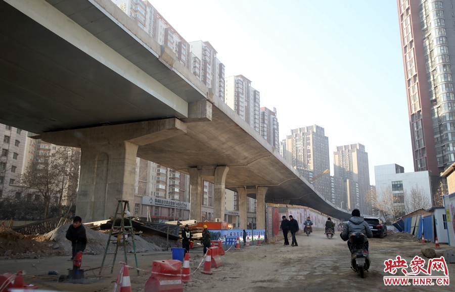 由西向東方向，嵩山南路出口以東，仍在緊張施工中。