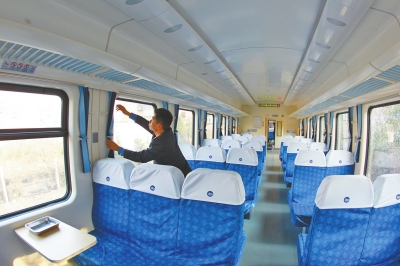 硬座車廂 藍(lán)色座套，清清爽爽。
