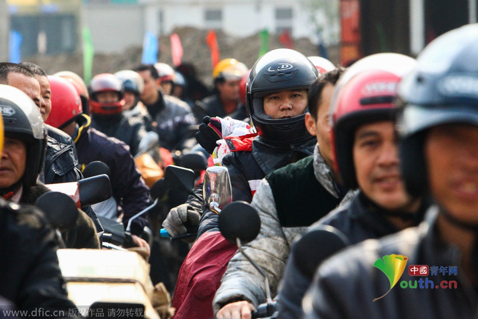 2015年2月10日，廣東佛山，順德龍山加油站為返鄉(xiāng)摩托車免費(fèi)加油。