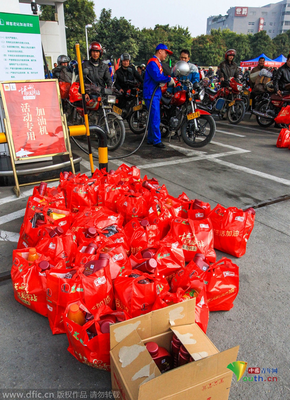 2015年2月10日，廣東佛山，順德龍山加油站為返鄉(xiāng)摩托車免費(fèi)加油。