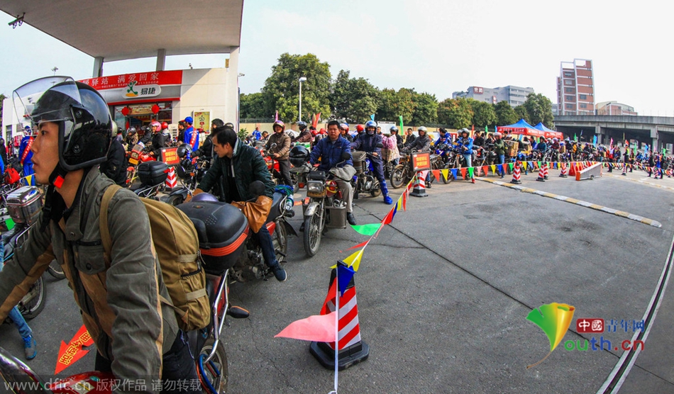 2015年2月10日，廣東佛山，順德龍山加油站為返鄉(xiāng)摩托車免費(fèi)加油。