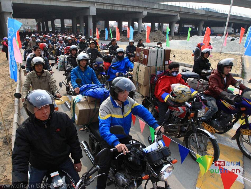 2015年2月10日，廣東佛山，順德龍山加油站為返鄉(xiāng)摩托車免費(fèi)加油。