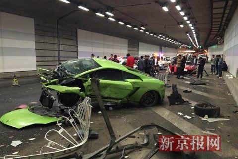 一輛蘭博基尼與一輛法拉利發(fā)生事故，現(xiàn)場狀況慘烈