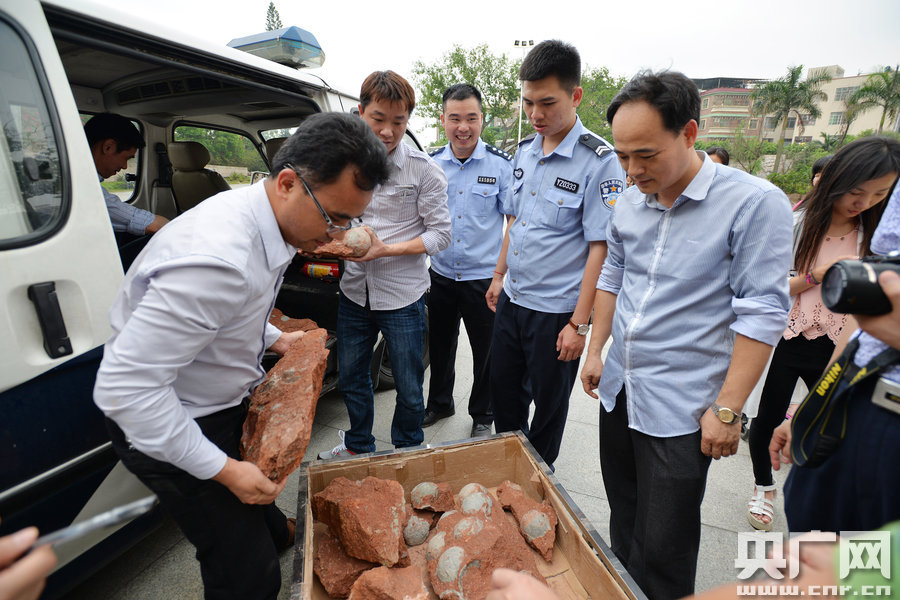市文化綜合執(zhí)法大隊(duì)工作人員和110公安干警也迅速趕到現(xiàn)場維持秩序。