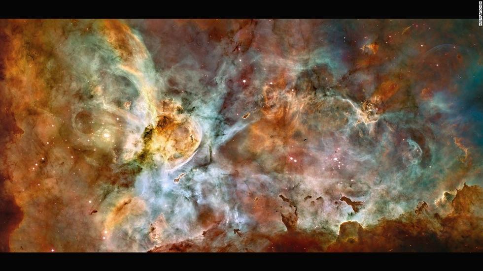這個(gè)大星系是小恒星的誕生地，預(yù)計(jì)其中有數(shù)顆質(zhì)量為太陽的50至100倍的恒星