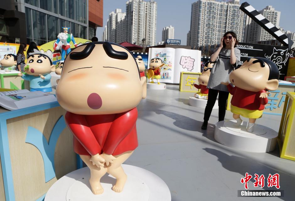 4月22日，游客參觀蠟筆小新特展?！跋灩P小新25周年紀(jì)念特展”日前在北京開(kāi)展