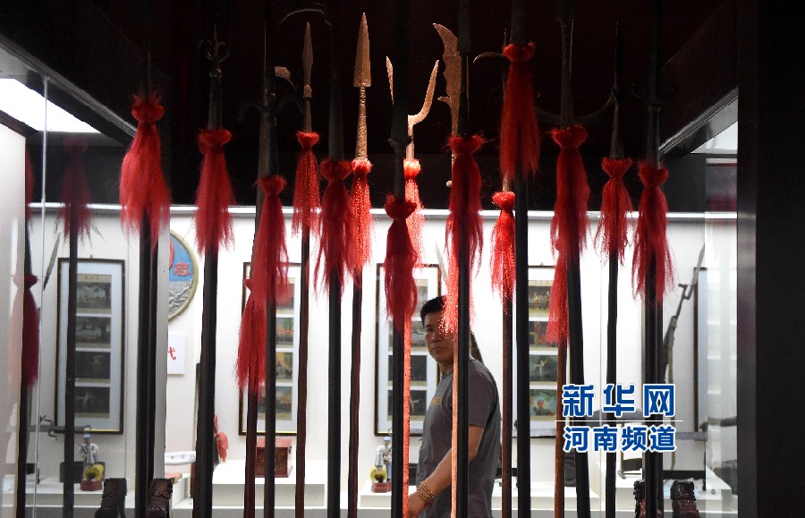4月26日，參觀者在兵器展覽館內參觀。