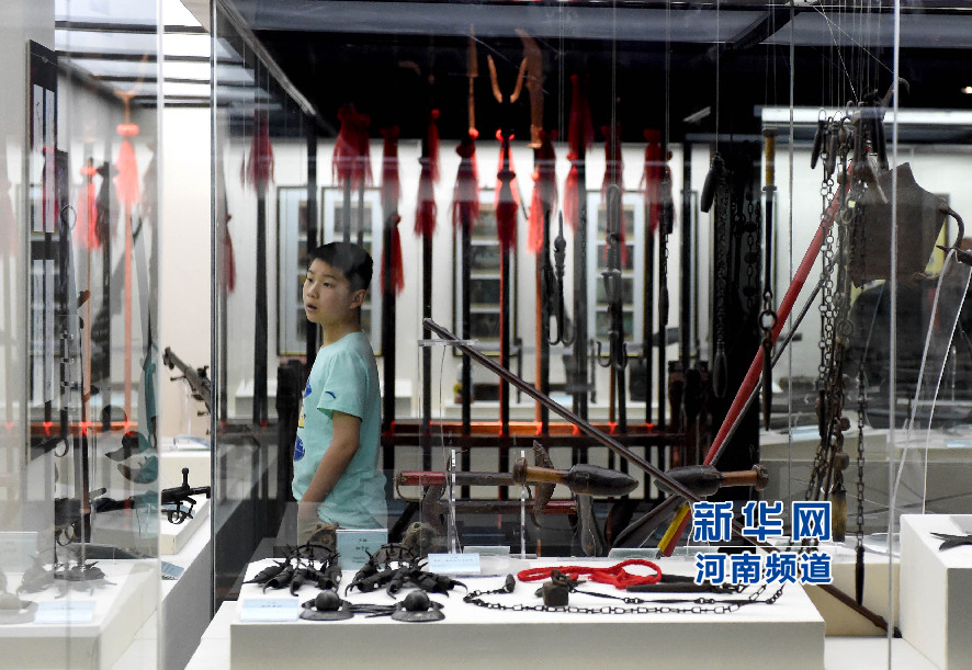 4月26日，參觀者在兵器展覽館內參觀。
