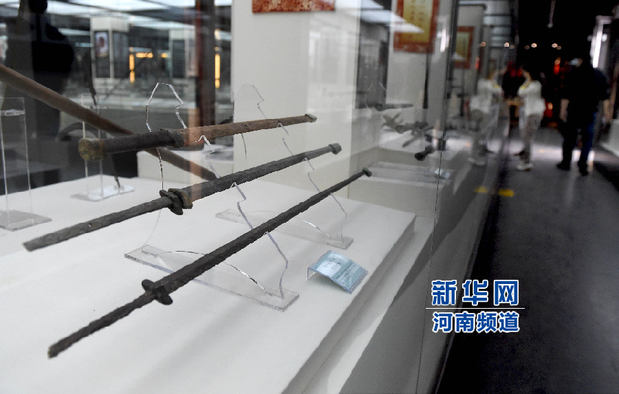 4月26日，參觀者在兵器展覽館內參觀。