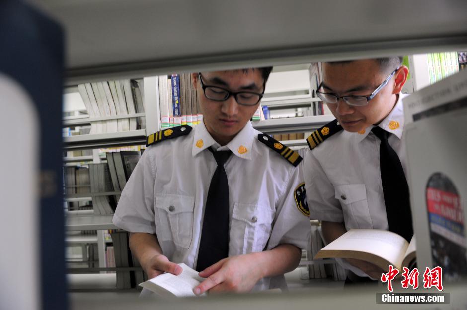 5月8日，武漢輕工大學圖書館保安吳濤與江力在圖書館交流學習。