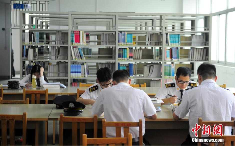 5月8日，武漢輕工大學保安黃凱在圖書館巡查。中新社發(fā) 張暢 攝