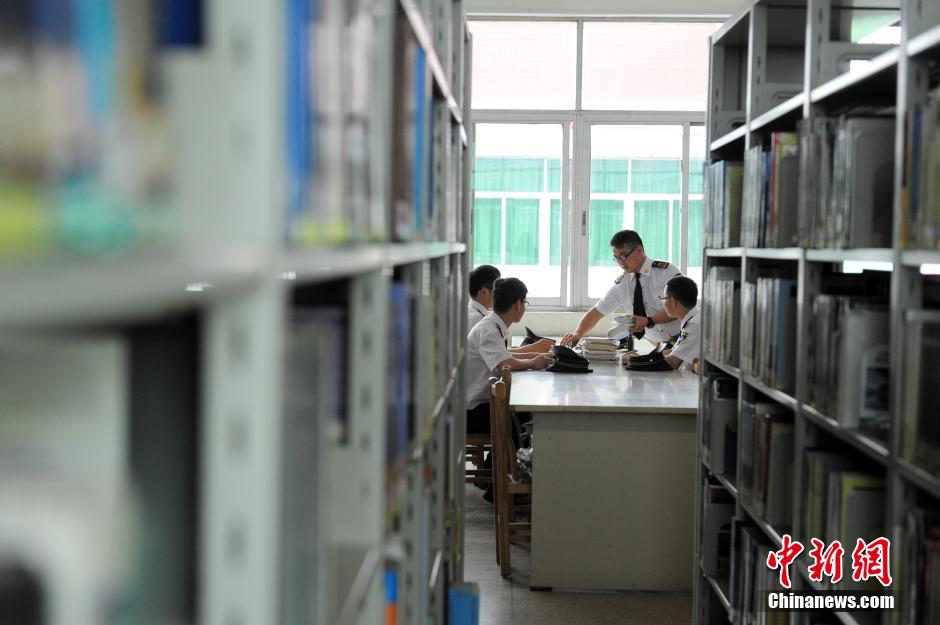 5月8日，武漢輕工大學保安吳濤、江力、黃凱、萬文杰在圖書館學習中。中新社發(fā) 張暢 攝