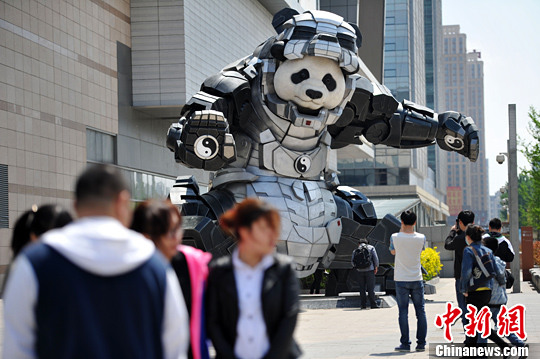 5月9日，遼寧沈陽，一商城門前廣場上驚現(xiàn)7米多高的熊貓鋼鐵俠，吸引不少人駐足拍照。