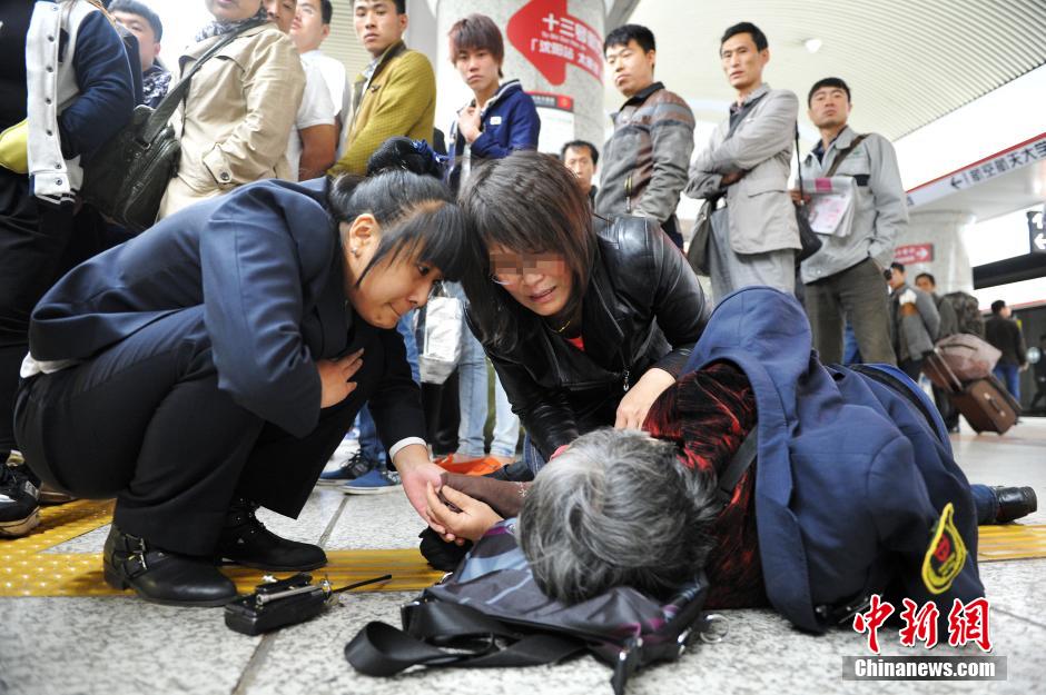 74歲老太地鐵站臺摔倒稱“有老保，不訛人”